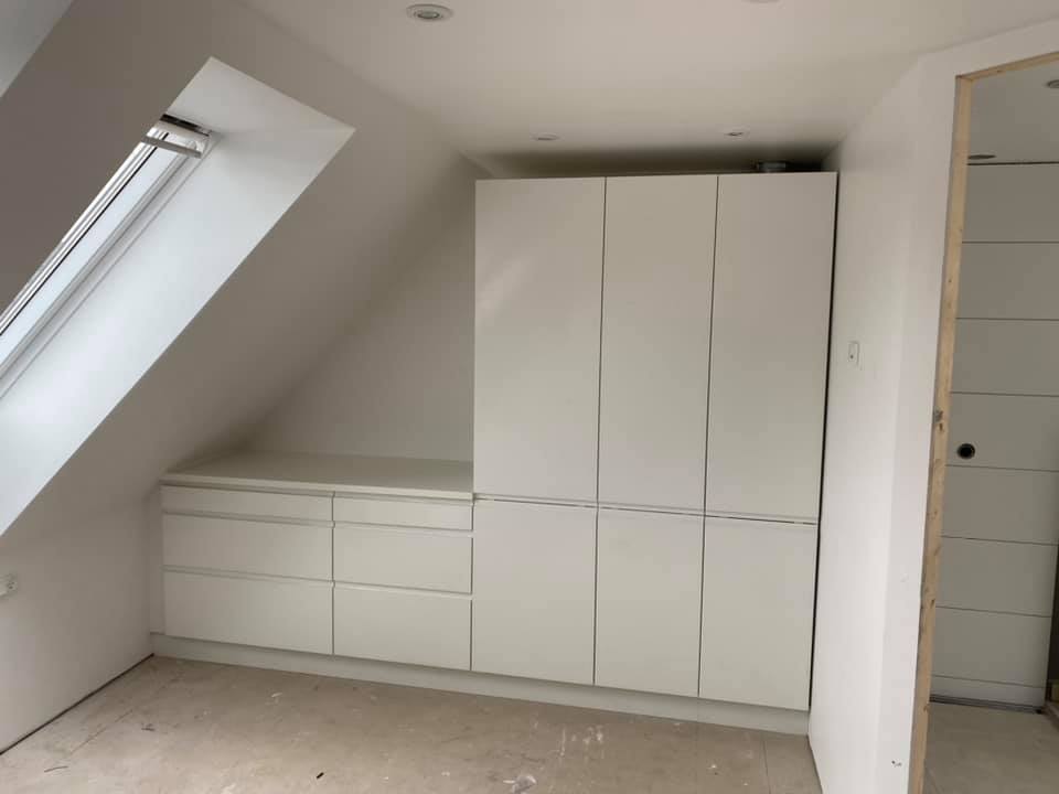 Garderobe 5 skrå væg